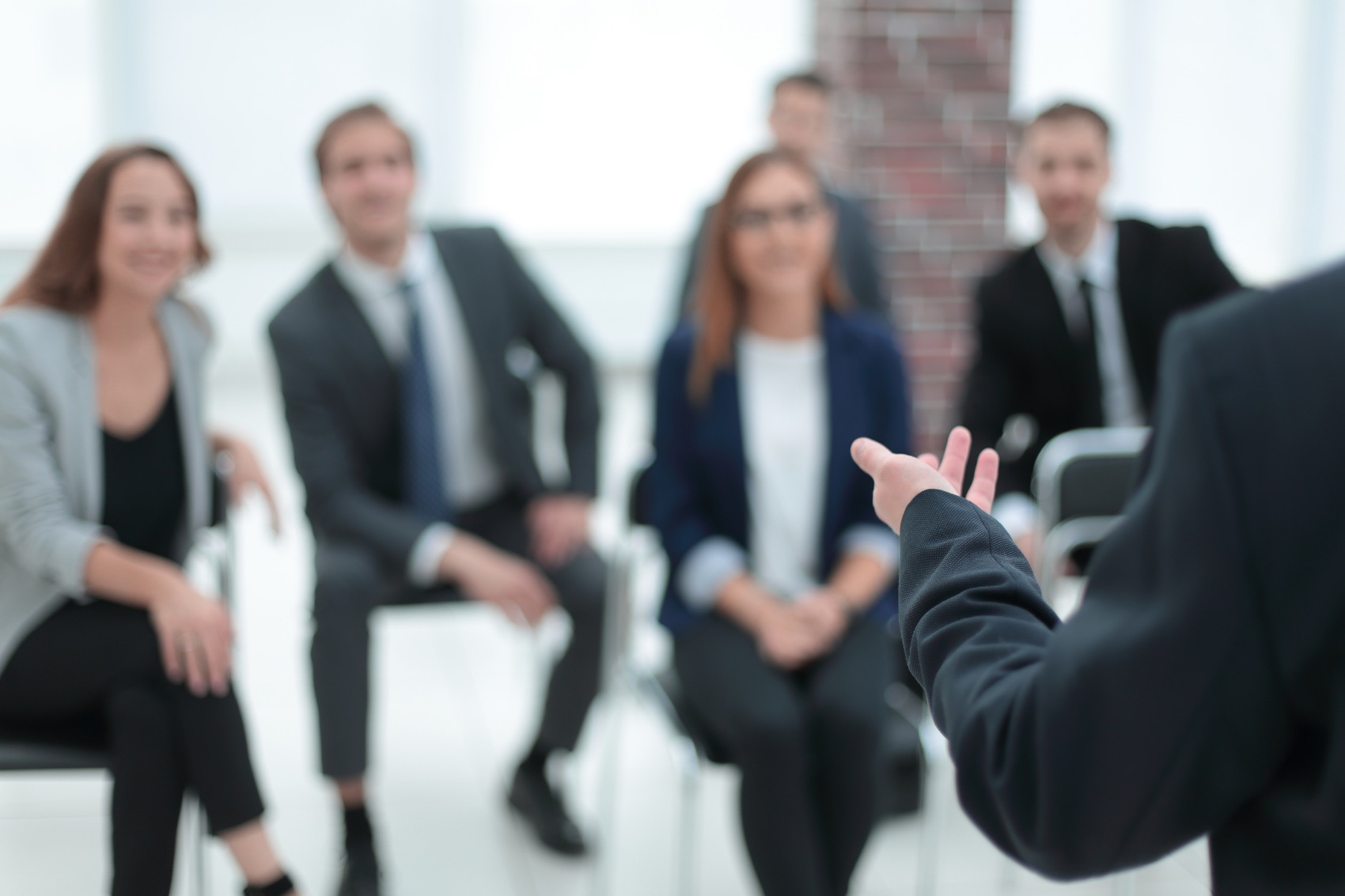 Trainer begeleidt een groep tijdens een Scrum-training