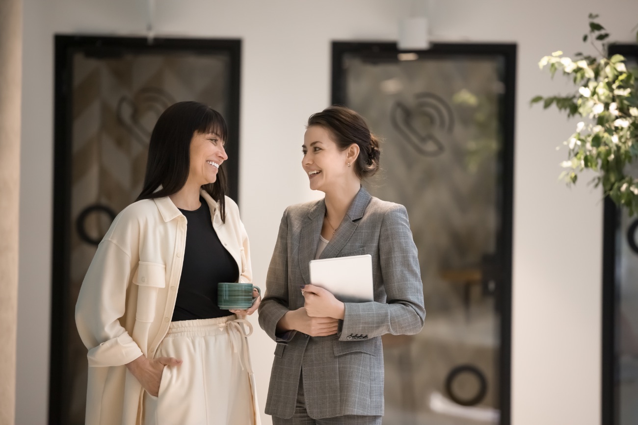 Twee collega's in gesprek over samenwerking
